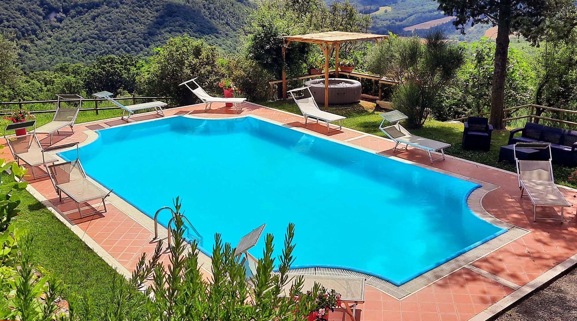 La Palazzina in Val d'Orcia è un agriturismo di charme che ti aspetta per una vacanza esclusiva nel verde della Val d'Orcia