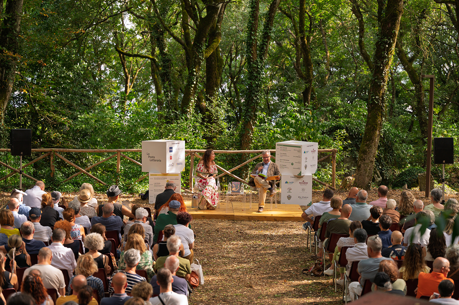 Immagine del festival con ospiti che parlano sul palco e pubblico numeroso