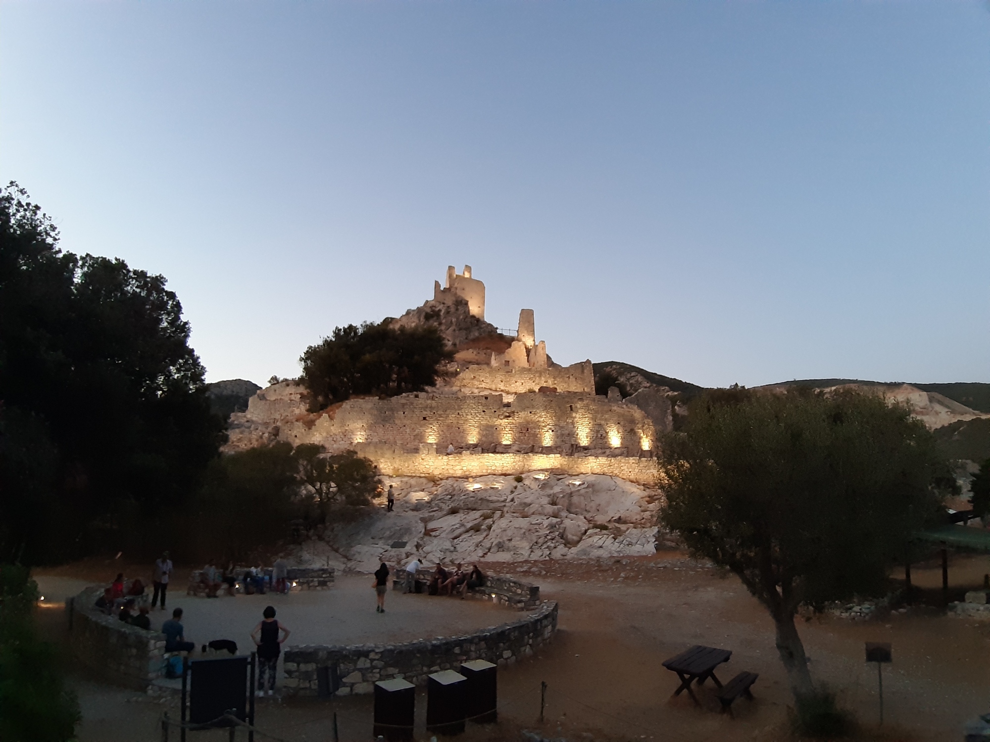 Immagine della Rocca illuminata in modo suggestivo al crepuscolo