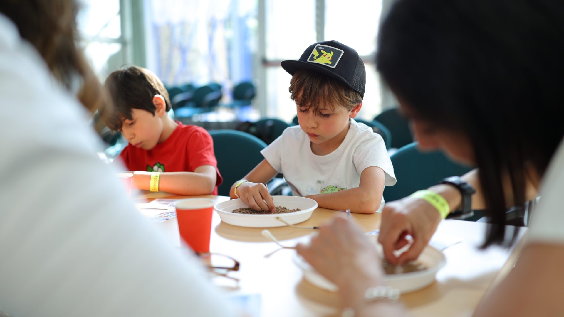 Immagine di un bambino durante un laboratorio