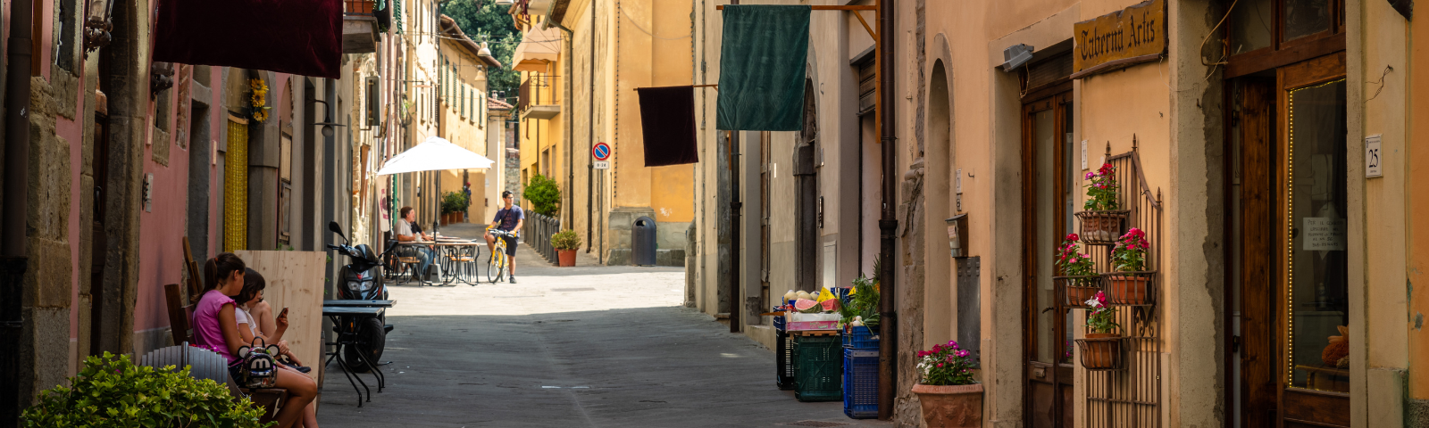 Immagine di uno scorcio del borgo in una giornata estiva