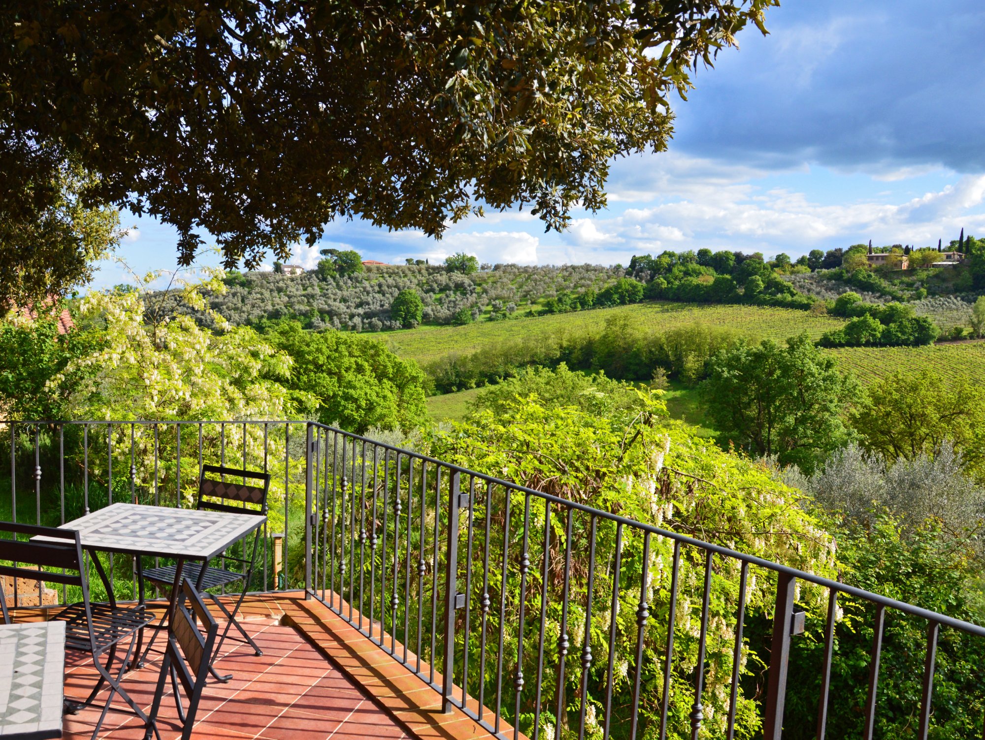 Terrazza panoramica con tavolino e vista sulle colline toscane di Montepulciano