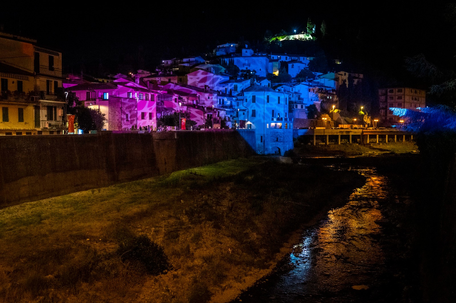 Foto von Montelupo Fiorentino bei Nacht, beleuchtet von den farbigen Lichtern der historischen Gebäude.