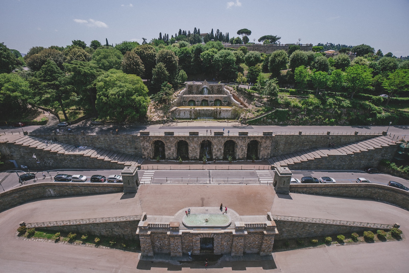 Veduta aerea delle Rampe del Poggi a Firenze, una struttura monumentale su più livelli caratterizzata da scalinate in pietra, fontane e grotte incastonate nella collina