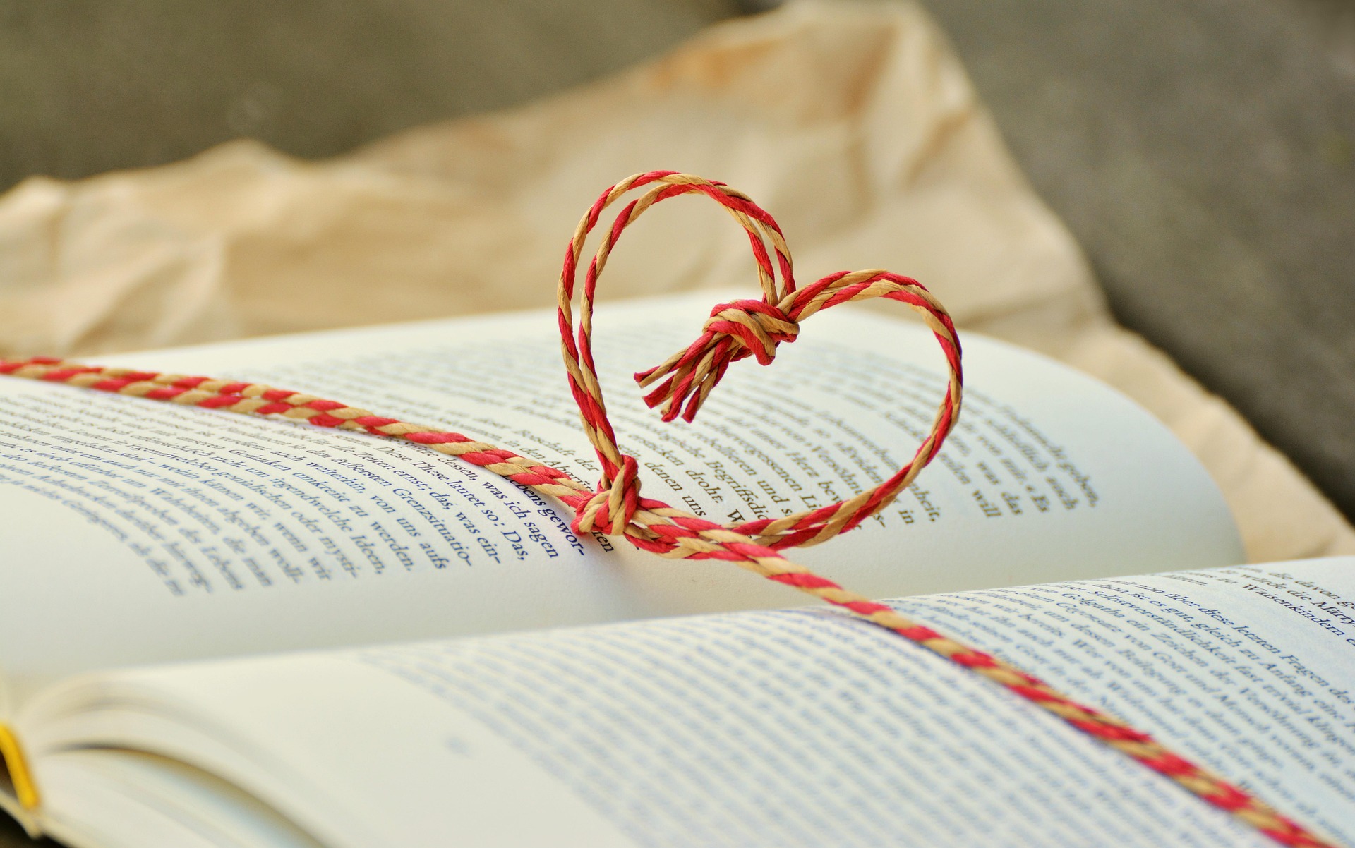 Libro aperto con cuore