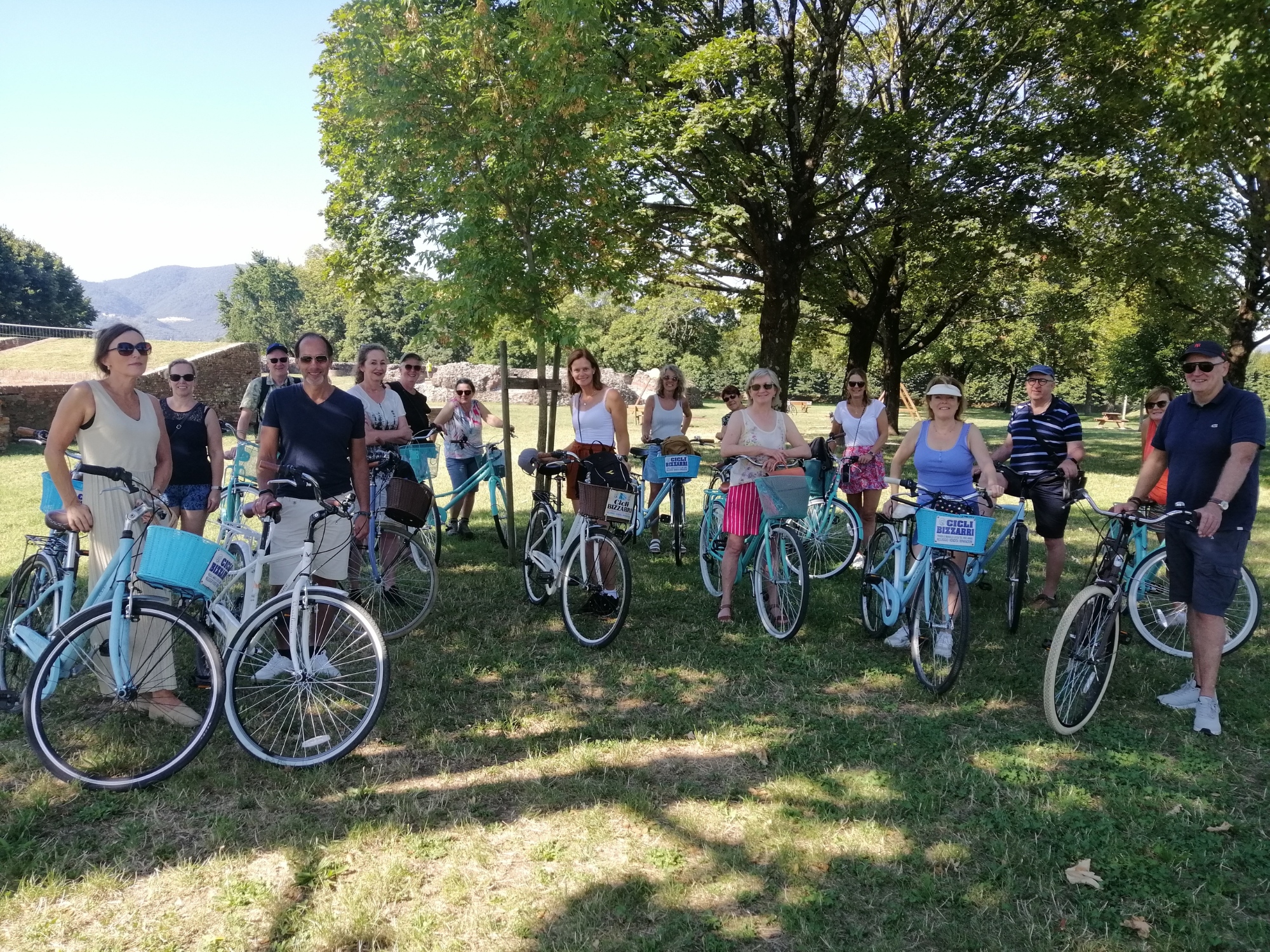 Gruppo di persone in bicicletta