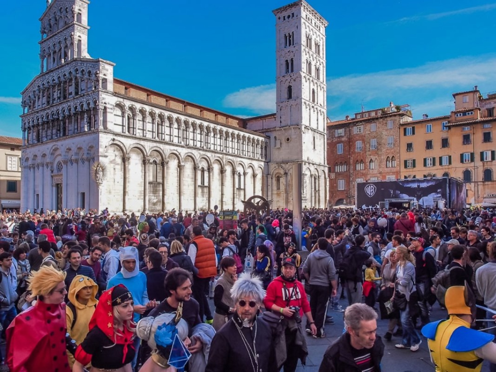 Une foule de visiteurs et de cosplayers s’est rassemblée sur la Piazza San Michele à l’occasion du Lucca Comics and Games