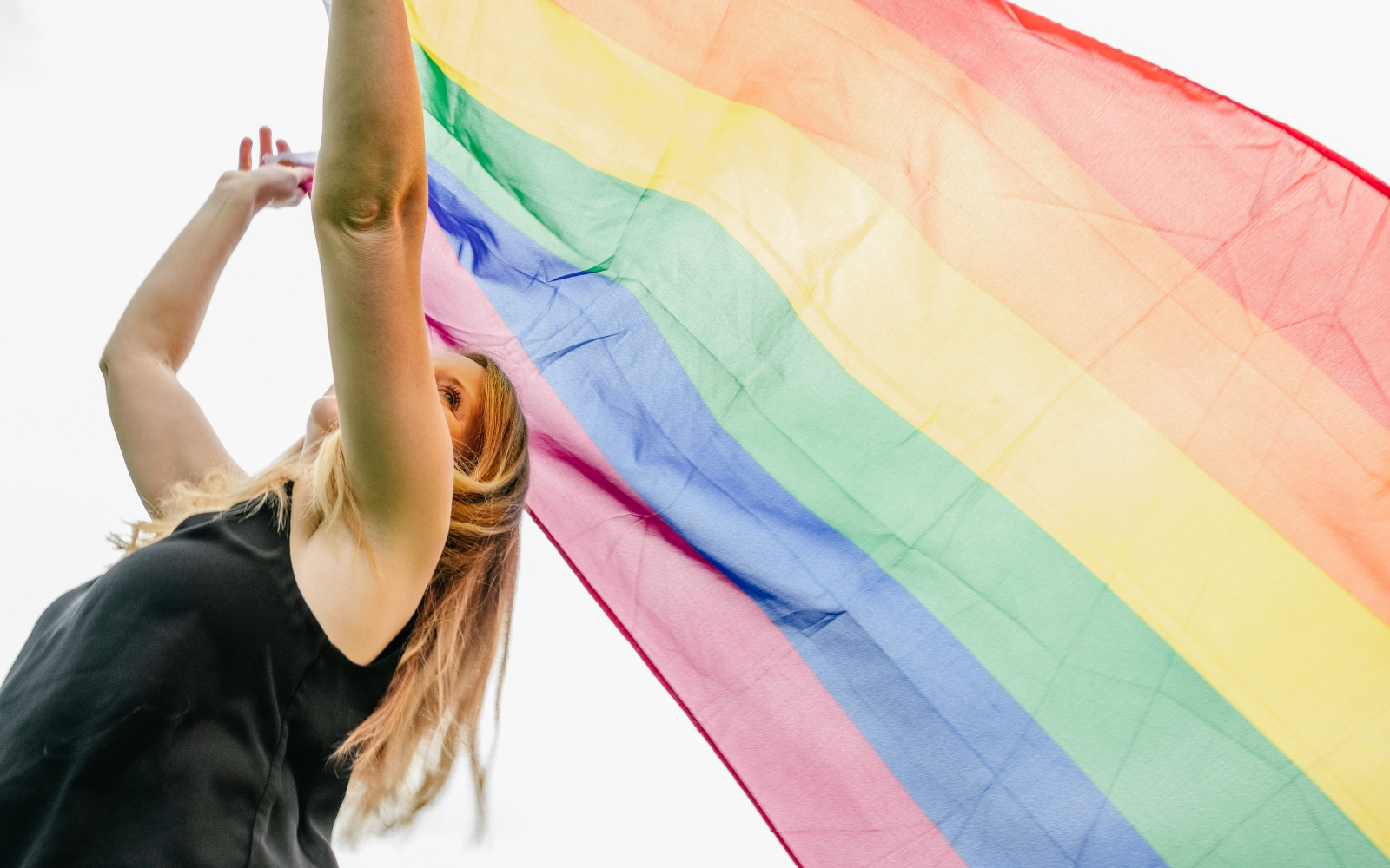 Una muchacha hace una demostración durante el desfile del Orgullo