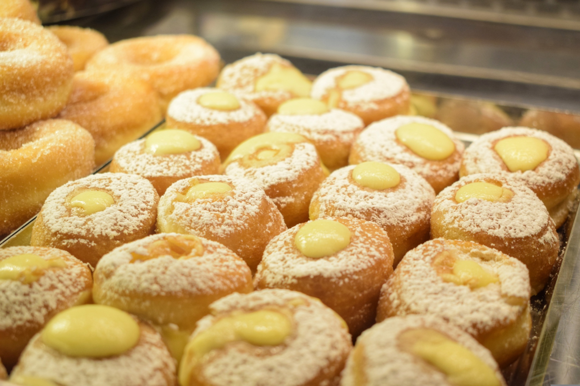 Immagine dei bomboloni fritti ripieni di crema