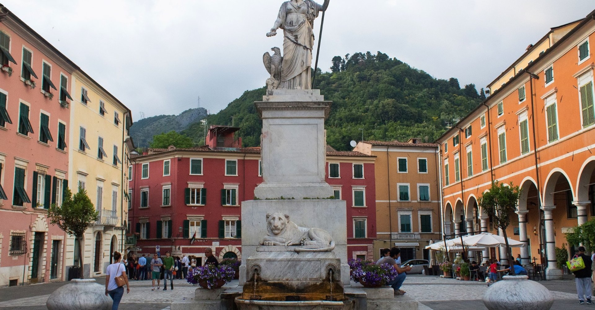 Piazza Alberica con monumento a Beatrice D