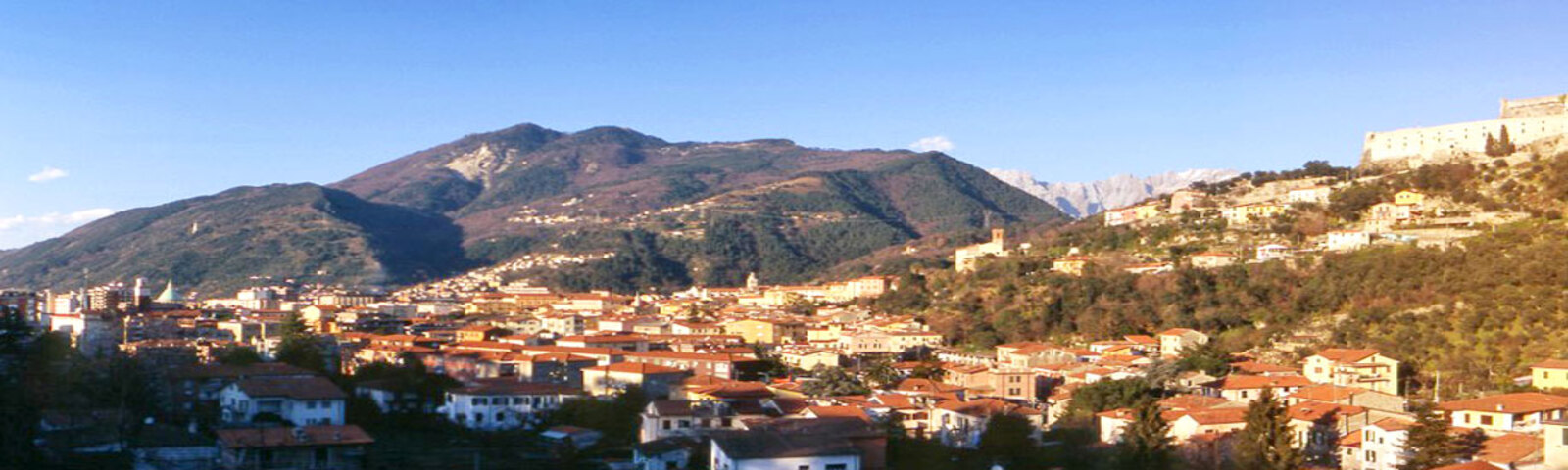 Veduta aera di Massa illuminata dal sole