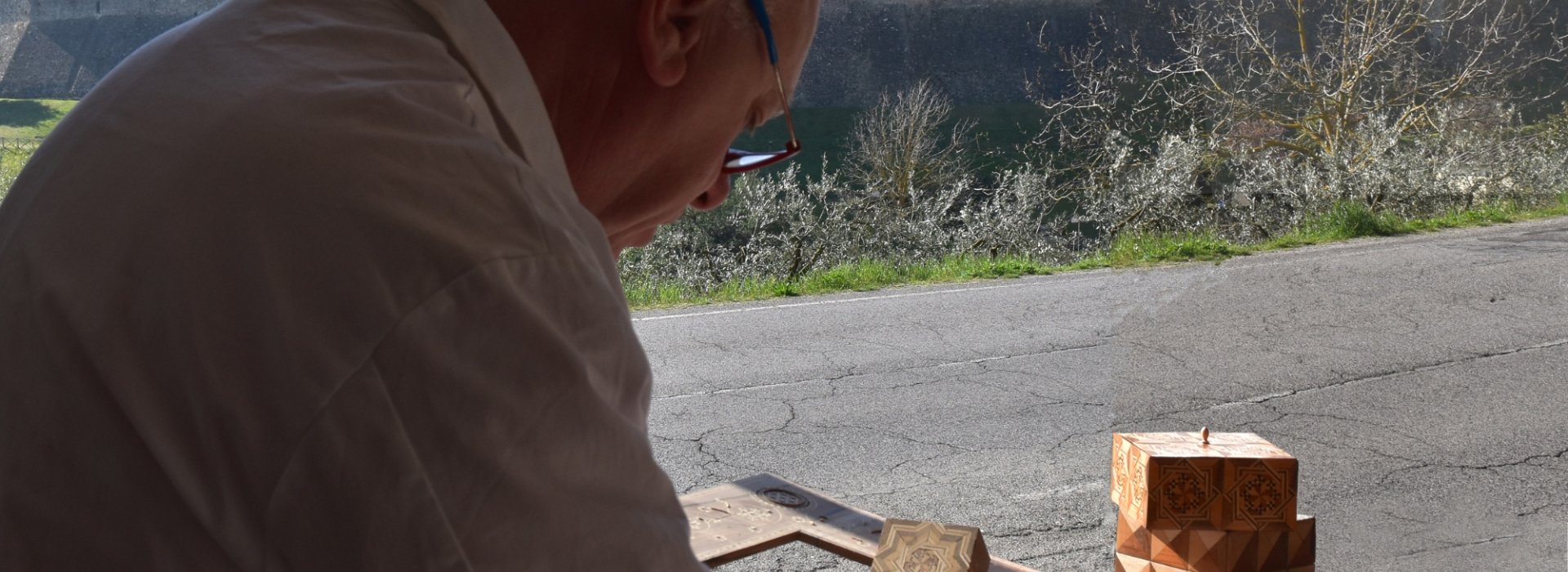 L'arte dell'intarsio ligneo e del restauro in laboratorio artigiano di Anghiari L'arte dell'intarsio ligneo e del restauro in laboratorio artigiano di Anghiari