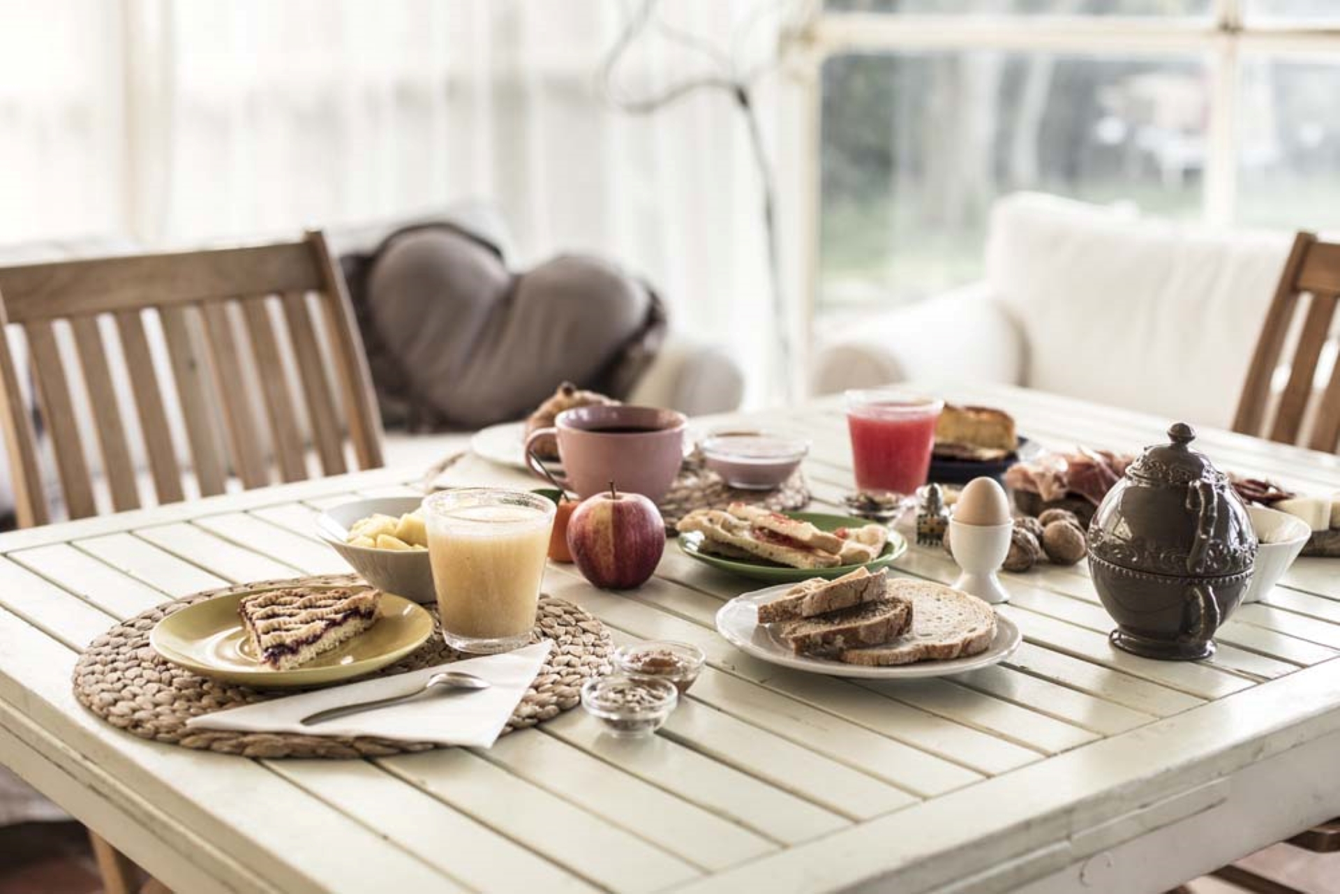 Tavola apparecchiata per una colazione biologica