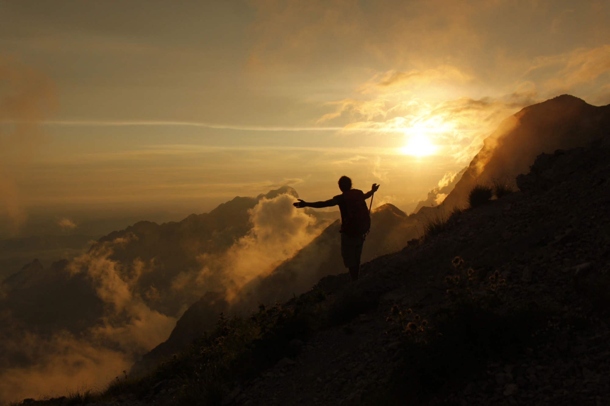Escursionista sulla cresta delle Alpi Apuane al tramonto