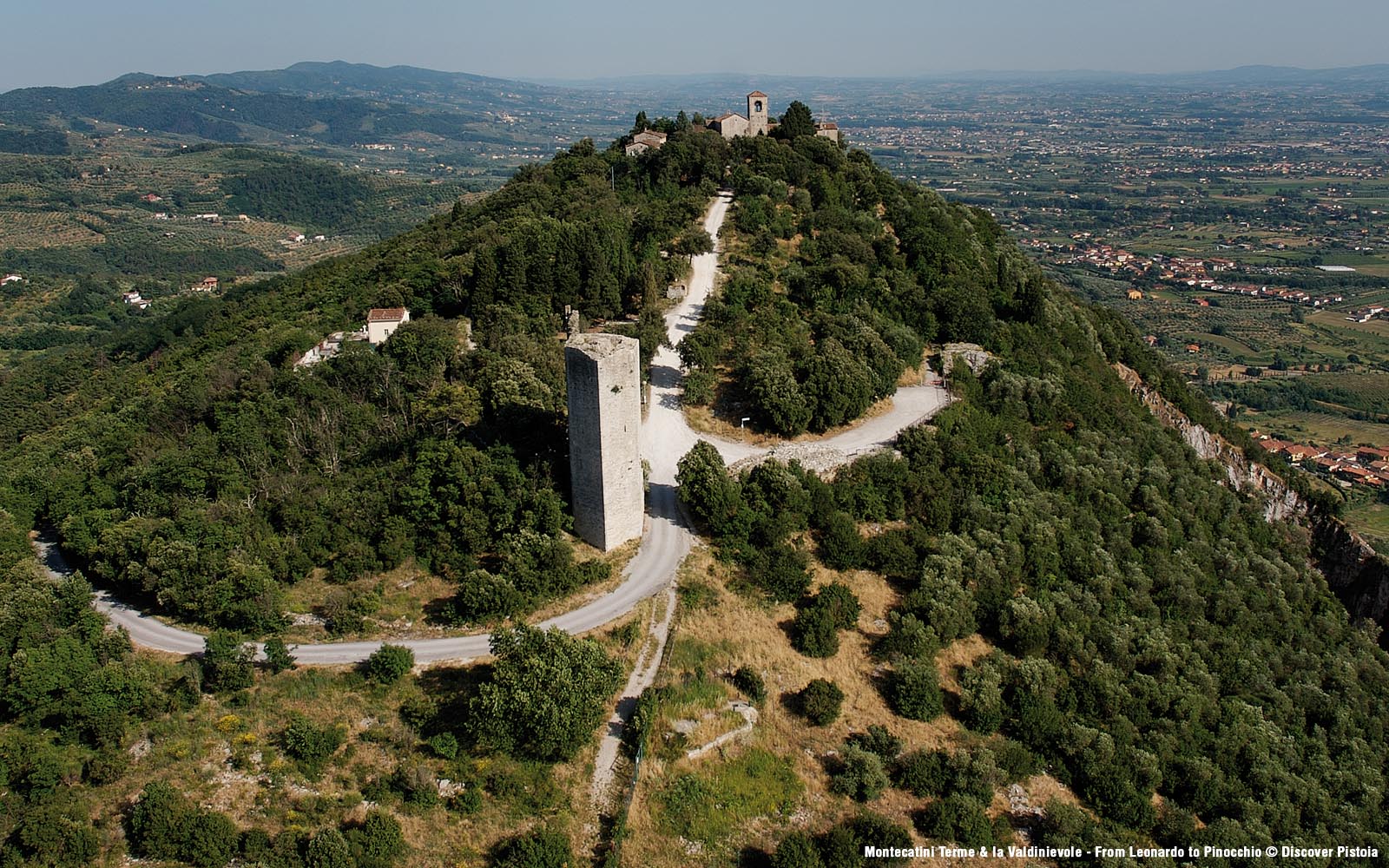 Vista dall'alto di Monsummano Alto con la sua torre