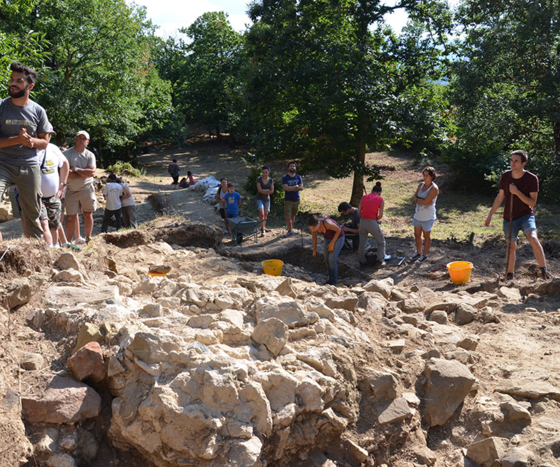 Archeologi impegnati negli scavi del Castello di Montaccianico,