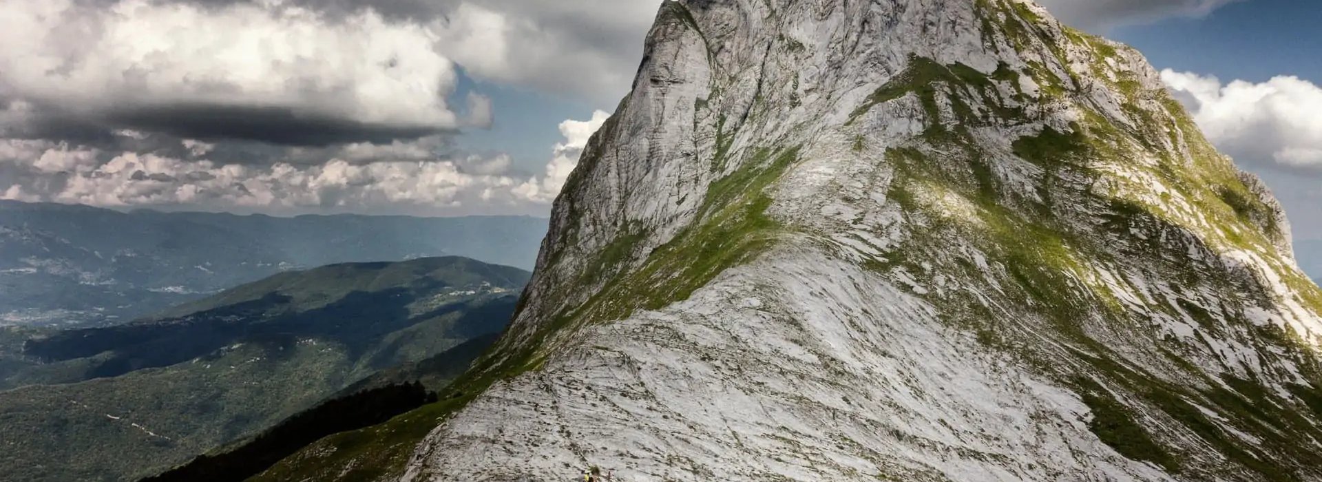 Tour verso la cima del Monte Sumbra, nelle Alpi Apuane tra i comuni di Vagli Sotto e Careggine Tour verso la cima del Monte Sumbra, nelle Alpi Apuane tra i comuni di Vagli Sotto e Careggine