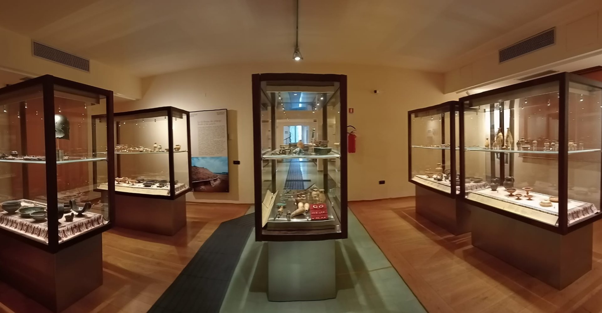 Esposizione di oggetti femminili etruschi