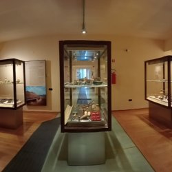 Esposizione di oggetti femminili etruschi