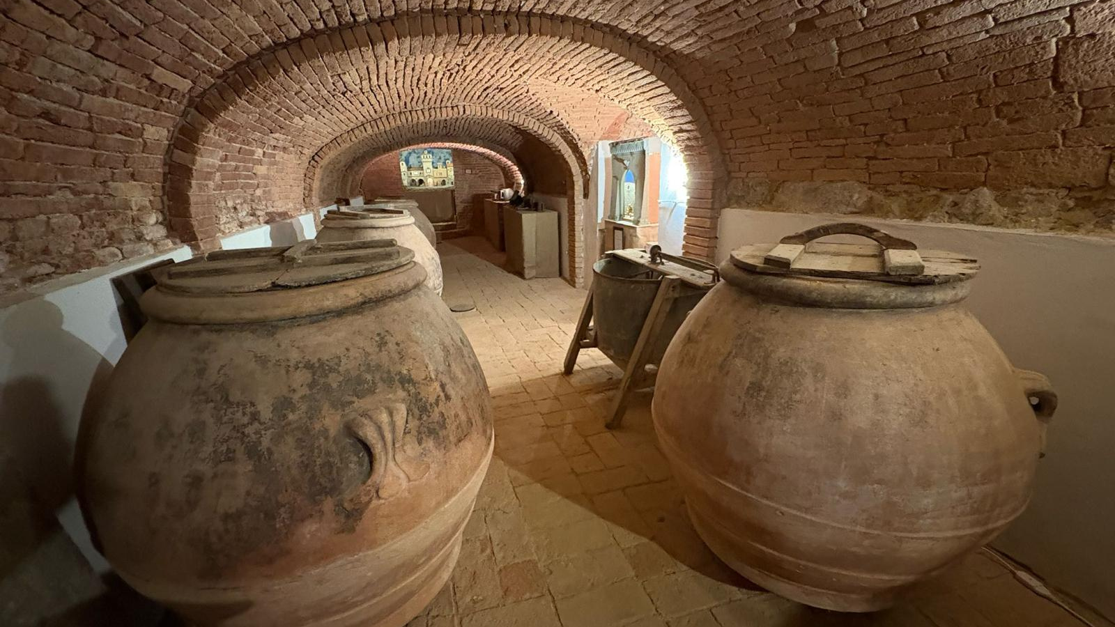 La cantina scavata nel tufo con i tradizionali vasi di terracotta