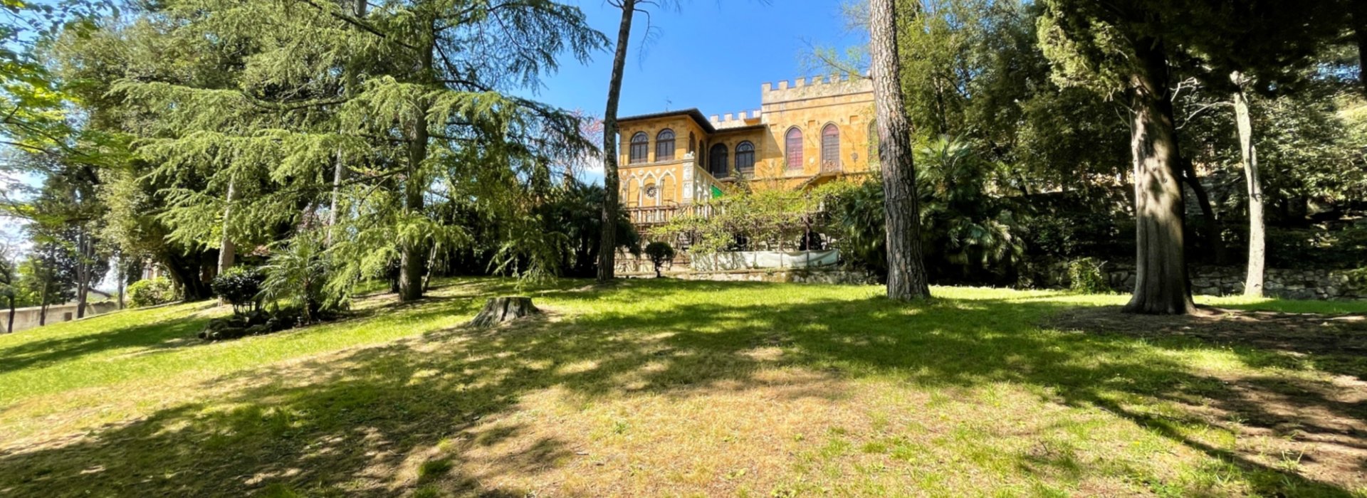Vista sul giardino e sul complesso museale di Villa Stibbert. Vista sul giardino e sul complesso museale di Villa Stibbert.