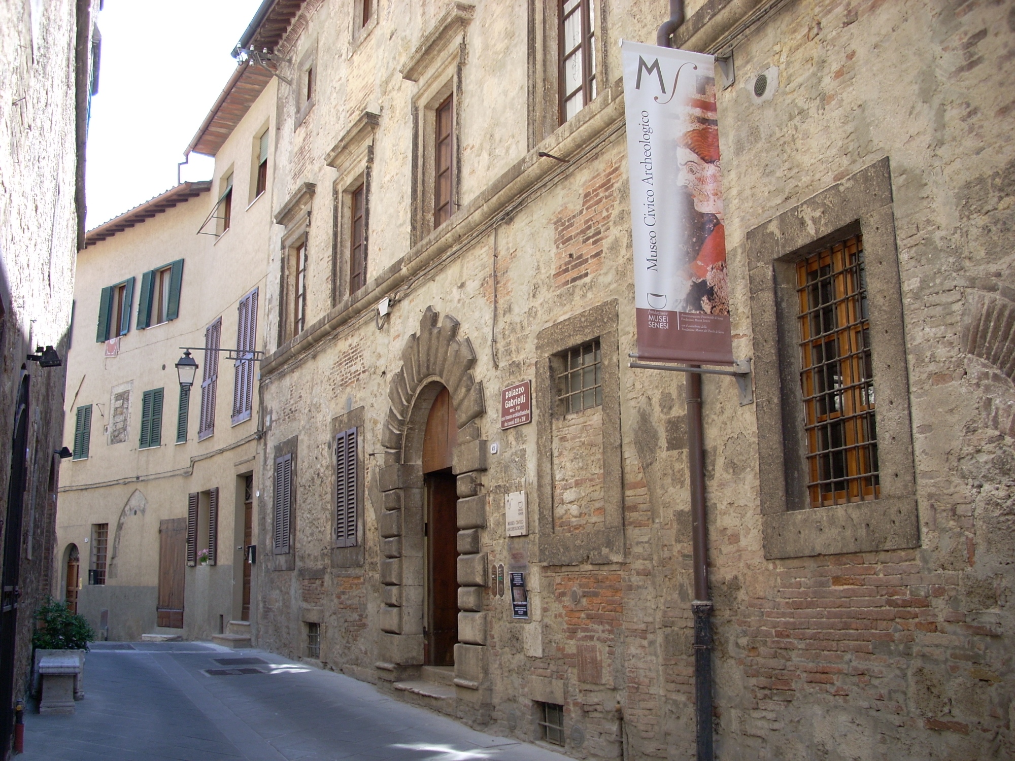 Ingresso del palazzo Gabrielli sede del Museo Civico Archeologico di Sarteano