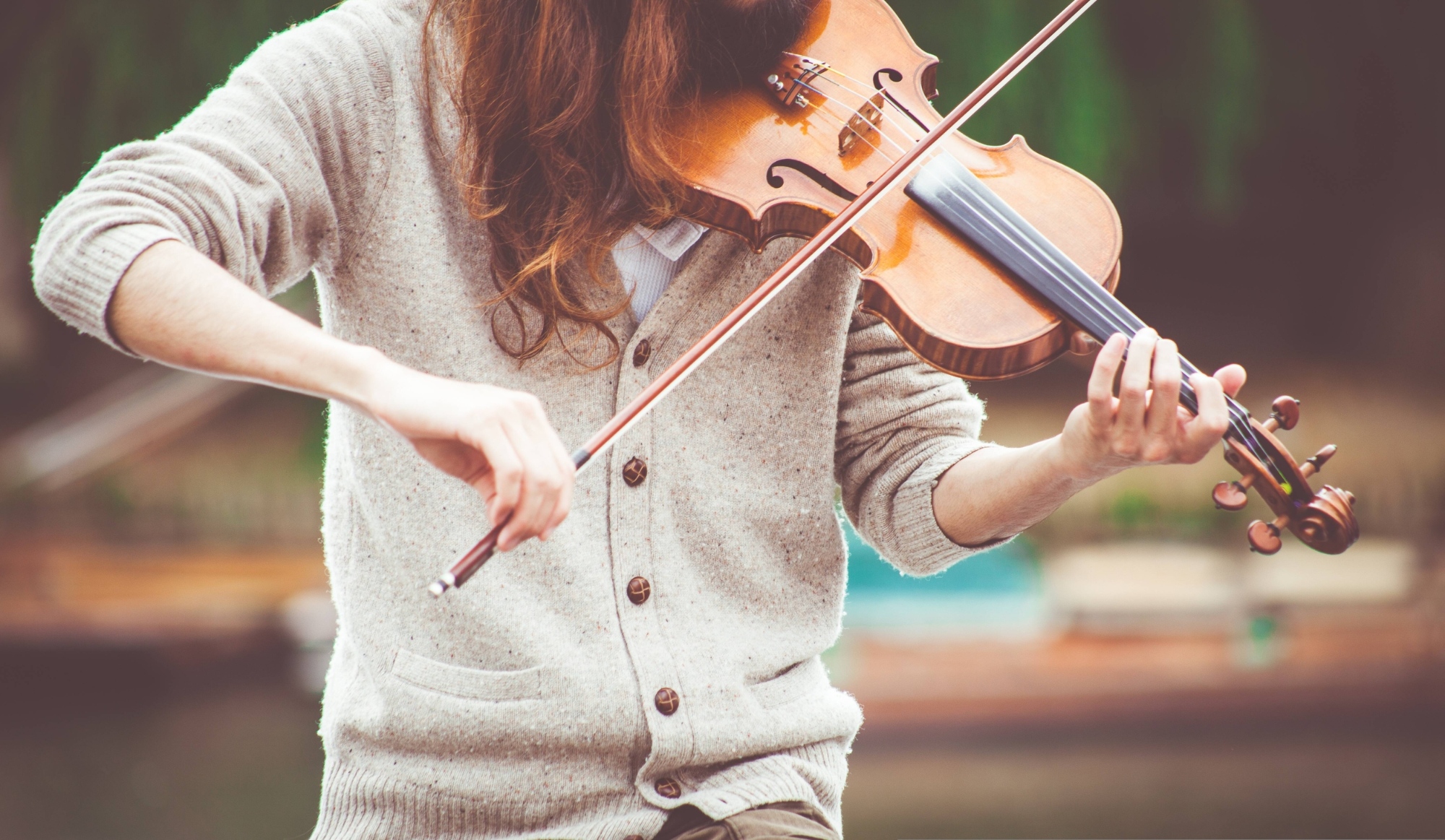 Immagine di una violinista che suona