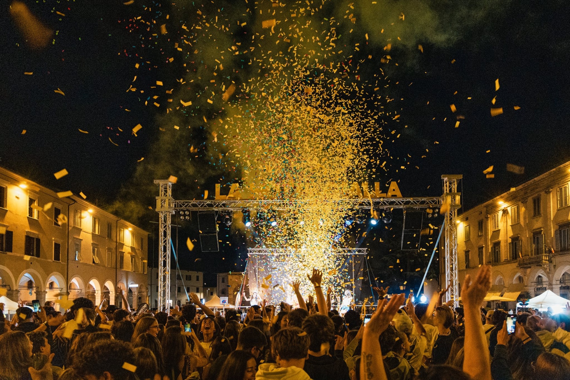 Coriandoli gialli sulla piazza della festa