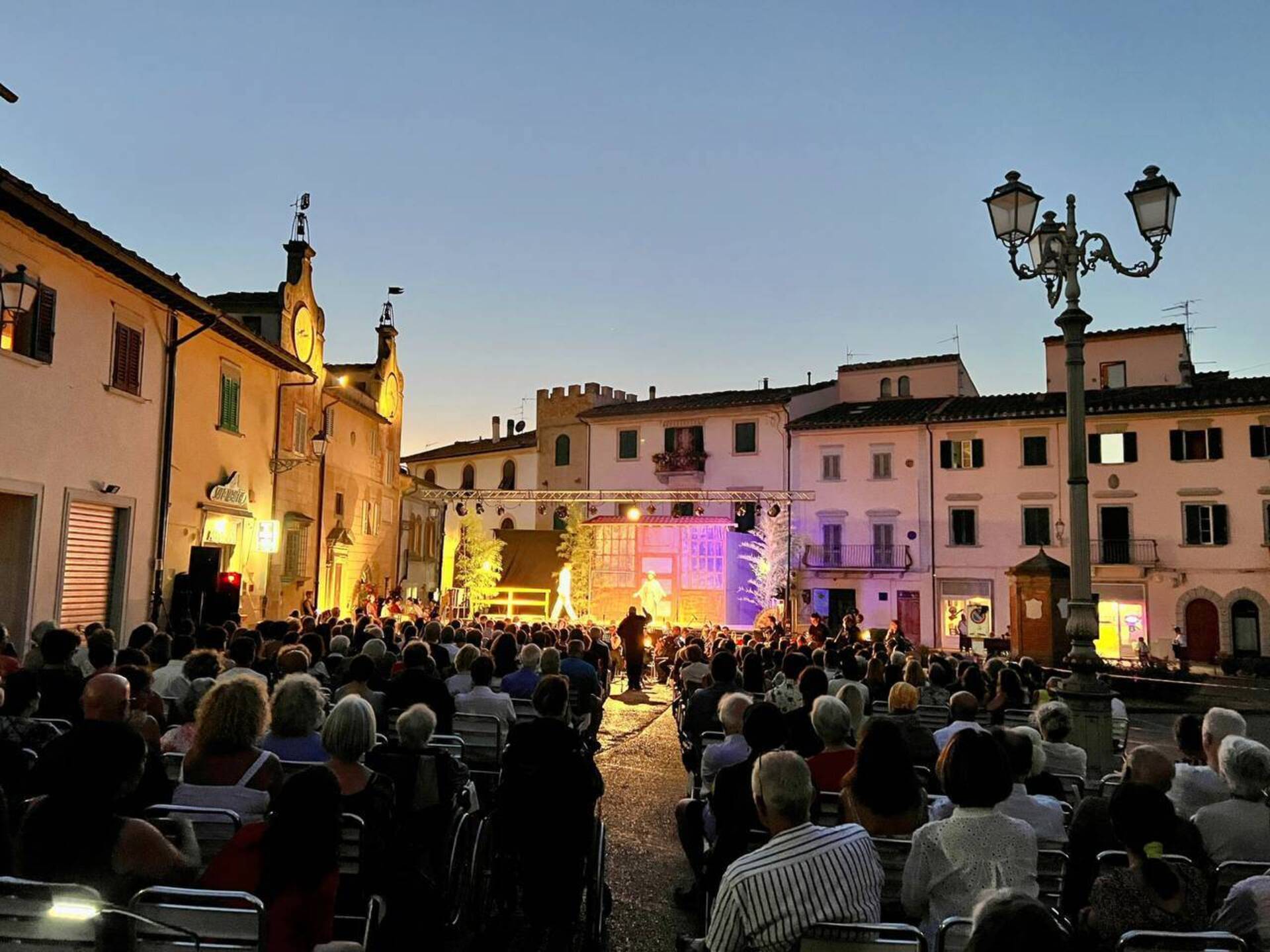 Immagine del festival con pubblico in piazza