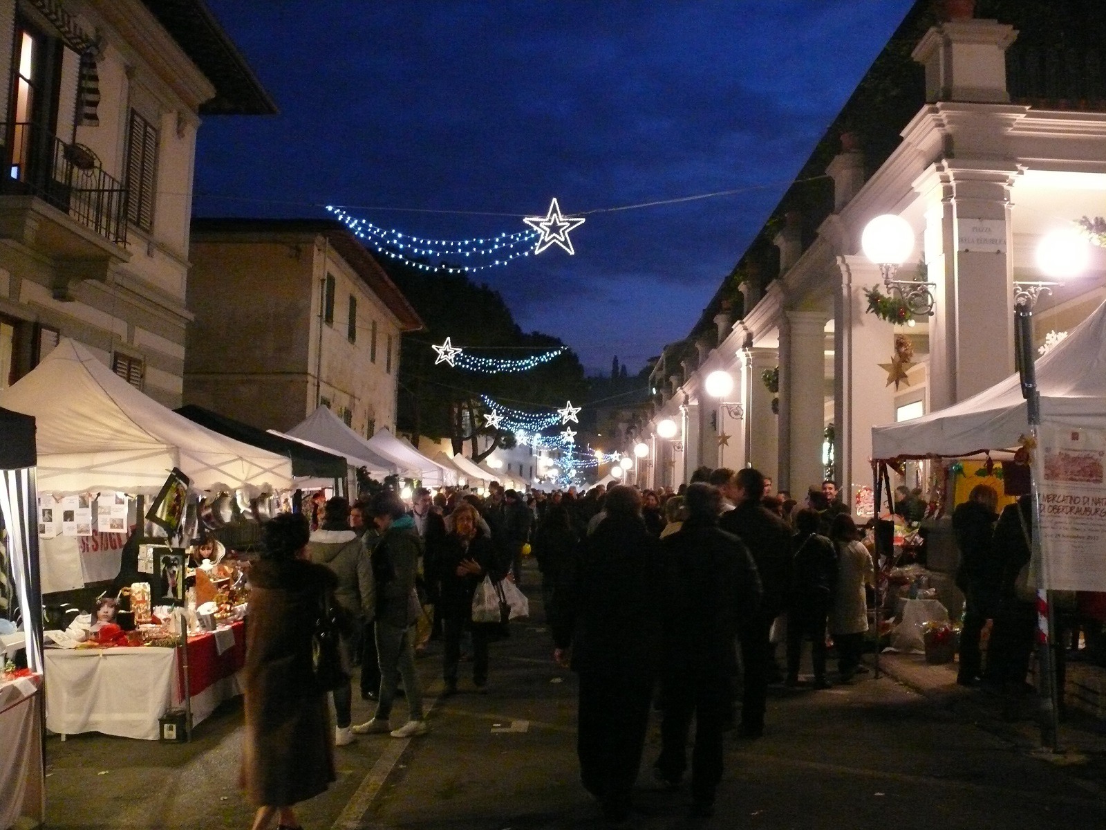 Viale Mazzini addobbato con banchi natalizi