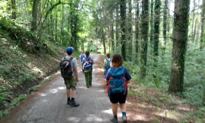 Dei ragazzi in esplorazione nei boschi