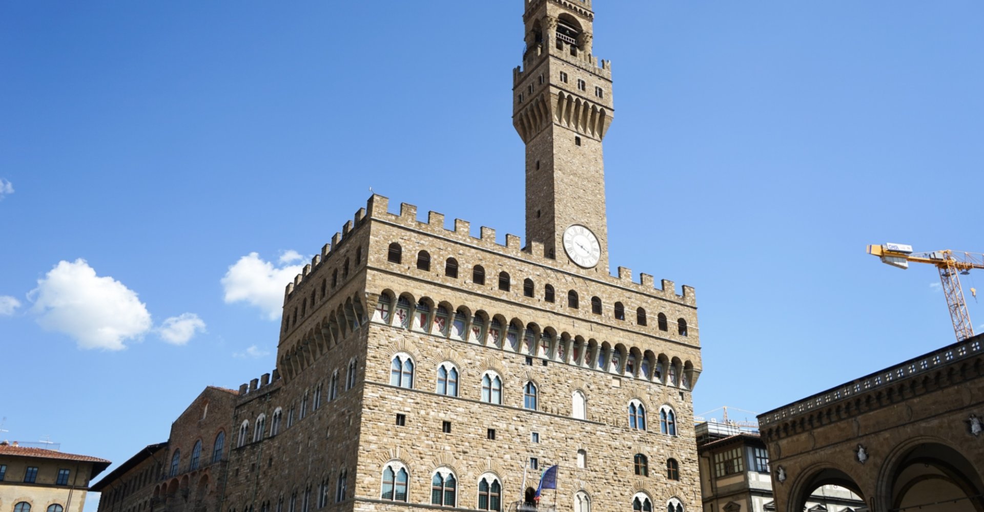 Veduta di Palazzo Vecchio da Piazza della Signoria con cielo terso