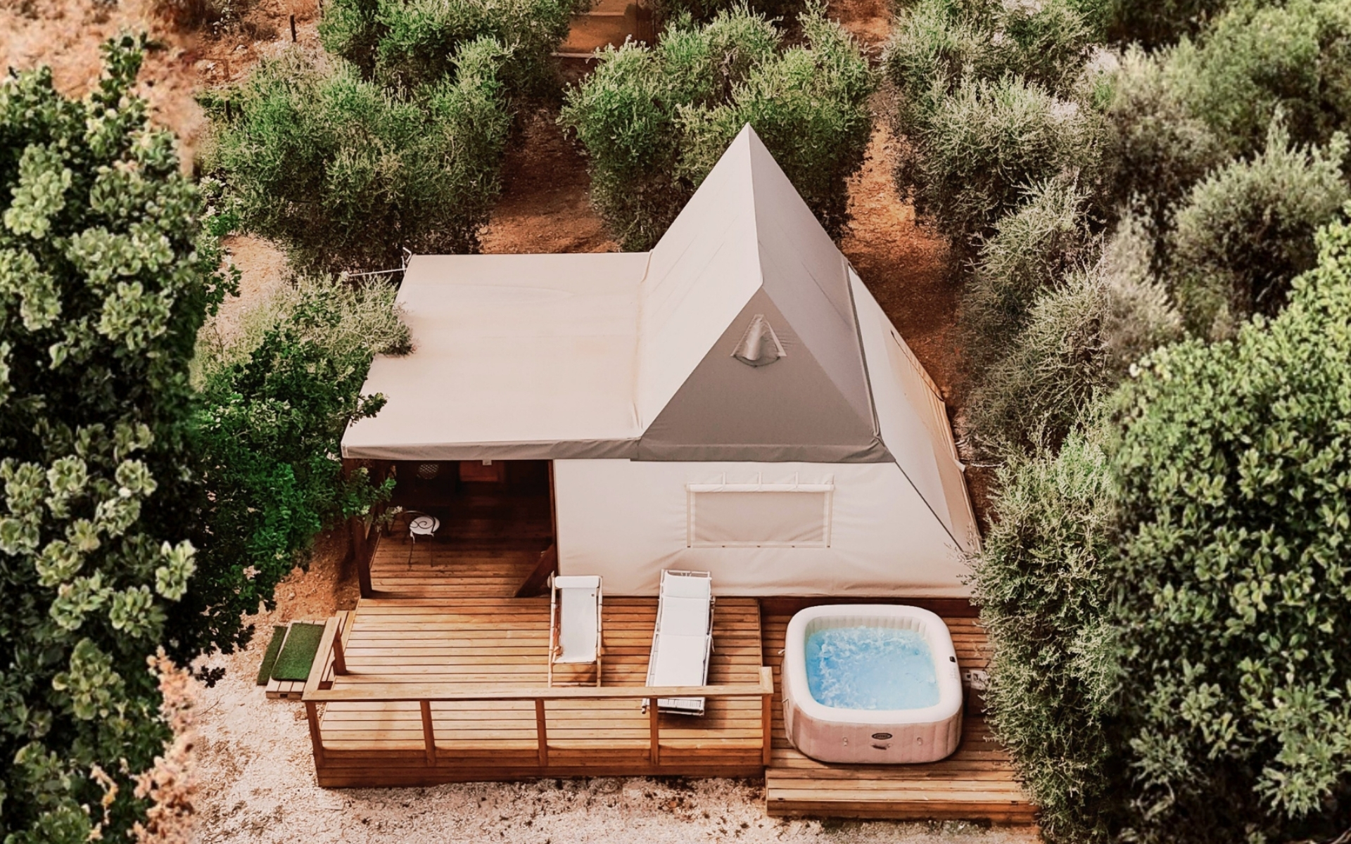Tenda glamping di lusso con vasca idromassaggio jacuzzi privata sulla veranda in Maremma, Saturnia.