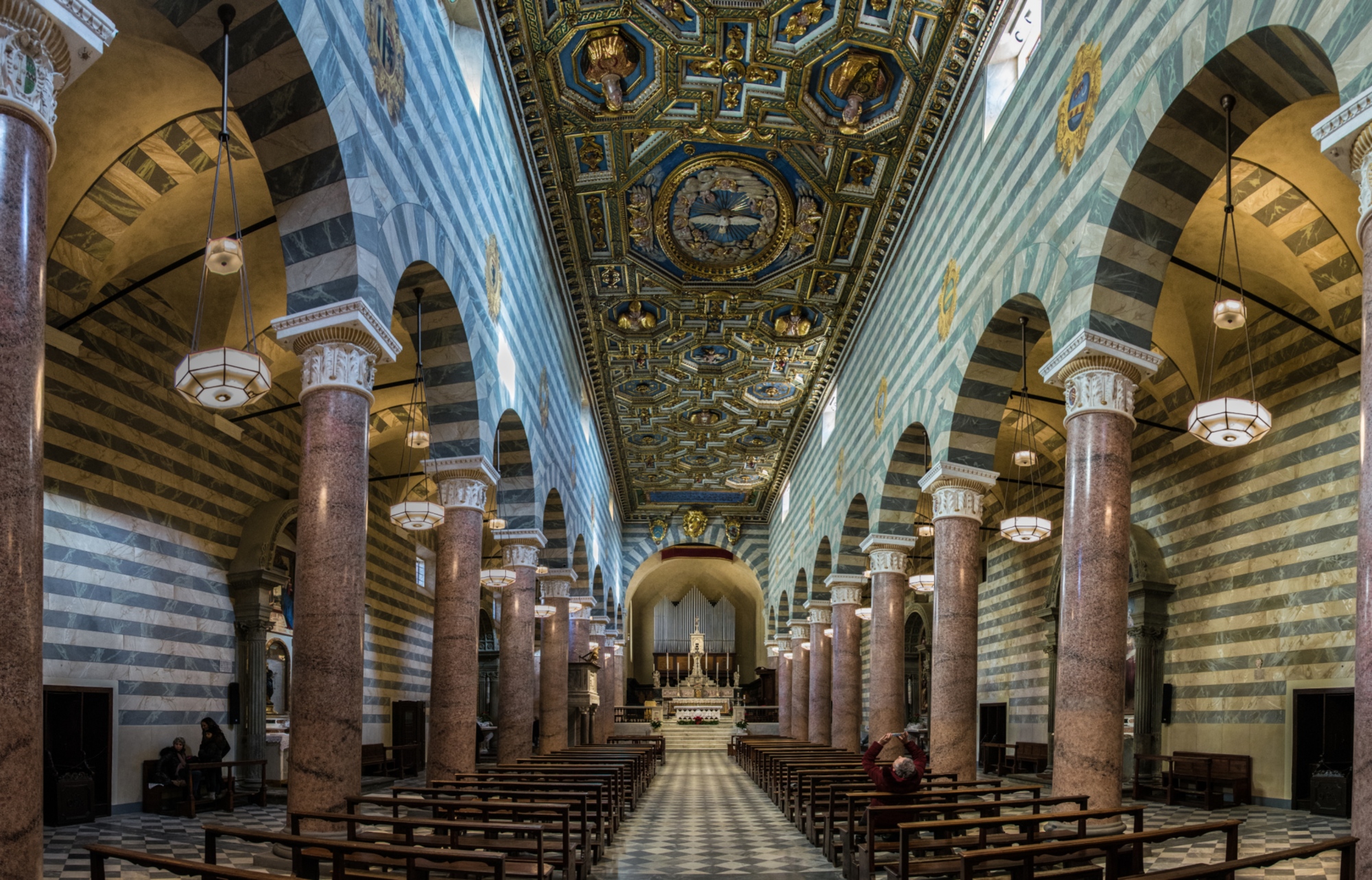 L’intérieur de la cathédrale de Volterra avec son plafond à caissons doré caractéristique et ses 21 colonnes recouvertes de stuc simulant le granit rose