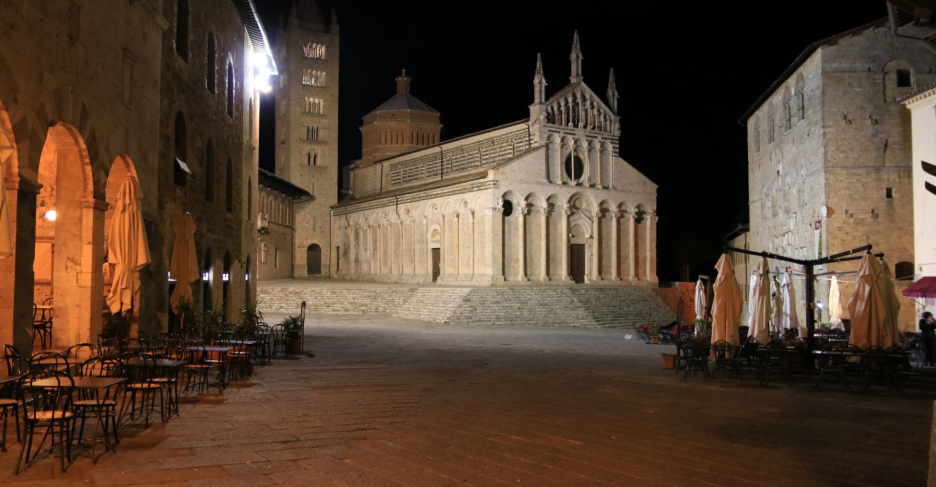 Duomo di Massa Marittima in notturna Duomo di Massa Marittima in notturna