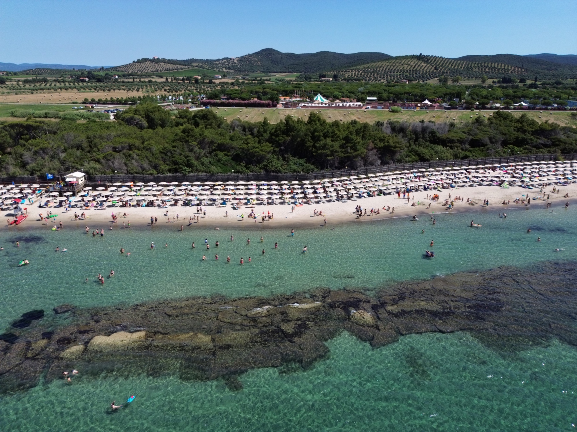 Vista aerea dal mare verso il villaggio