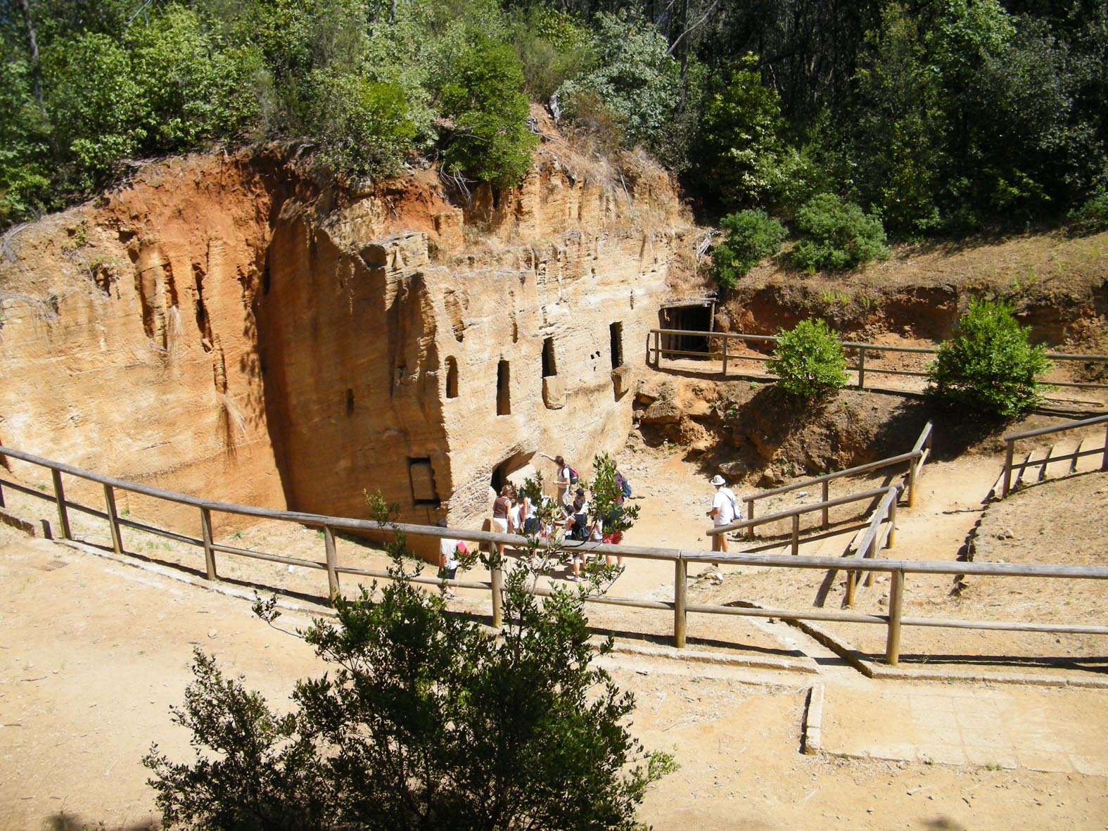 Vista dall'alto della Necropoli delle Grotte - Parco archeologico Baratti e Populonia