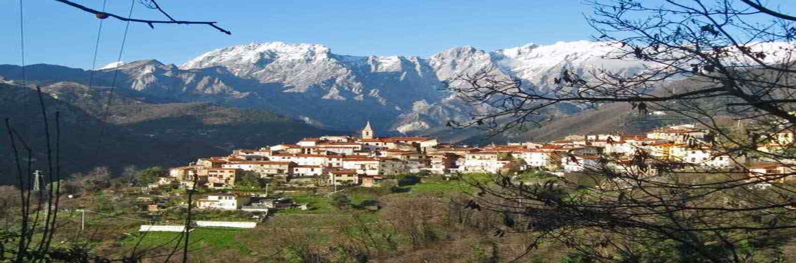 Veduta panoramica di Pariana, alle spalle le Apuane