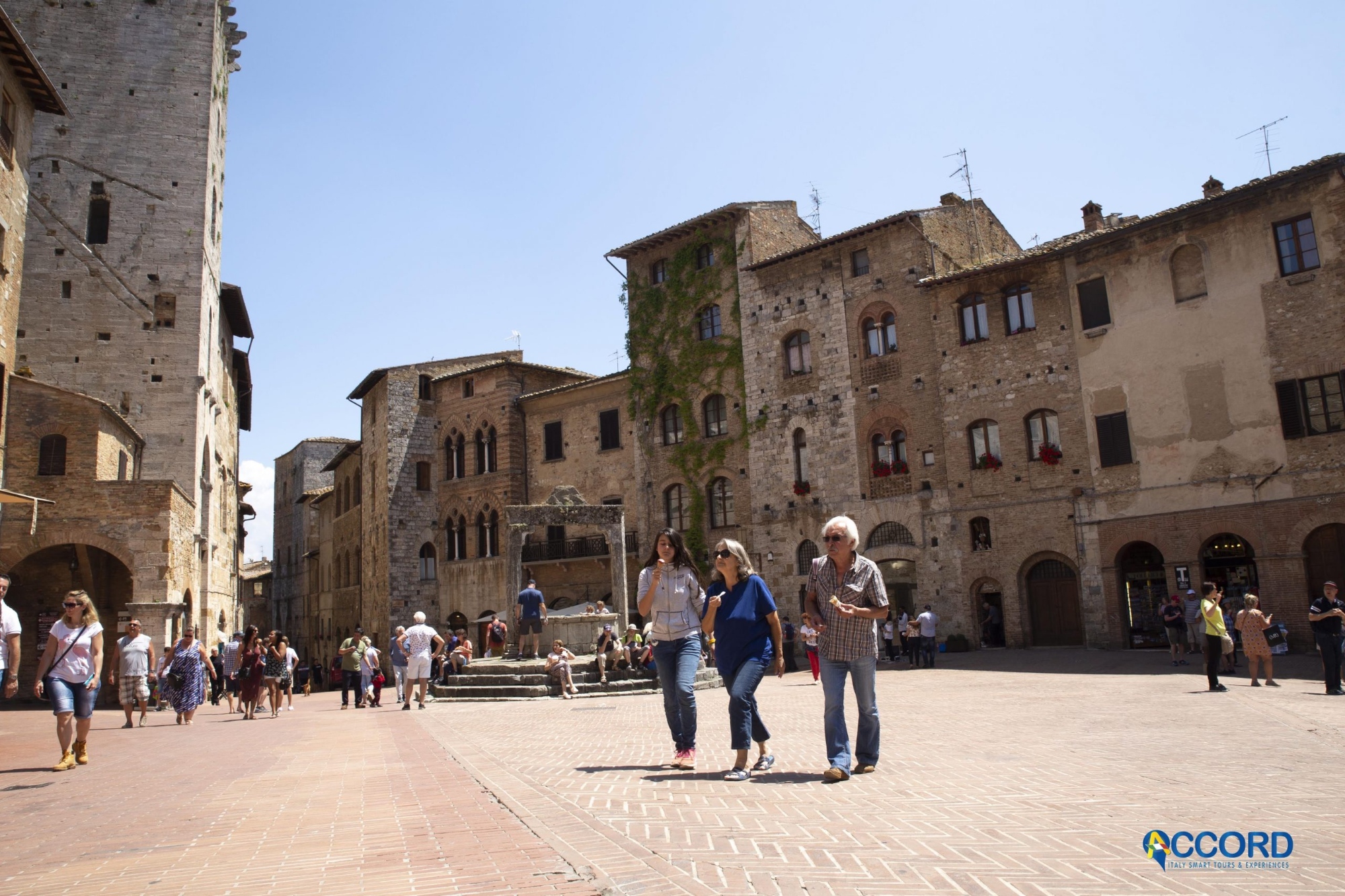 passeggiata nella piazza principale di San Gimignano