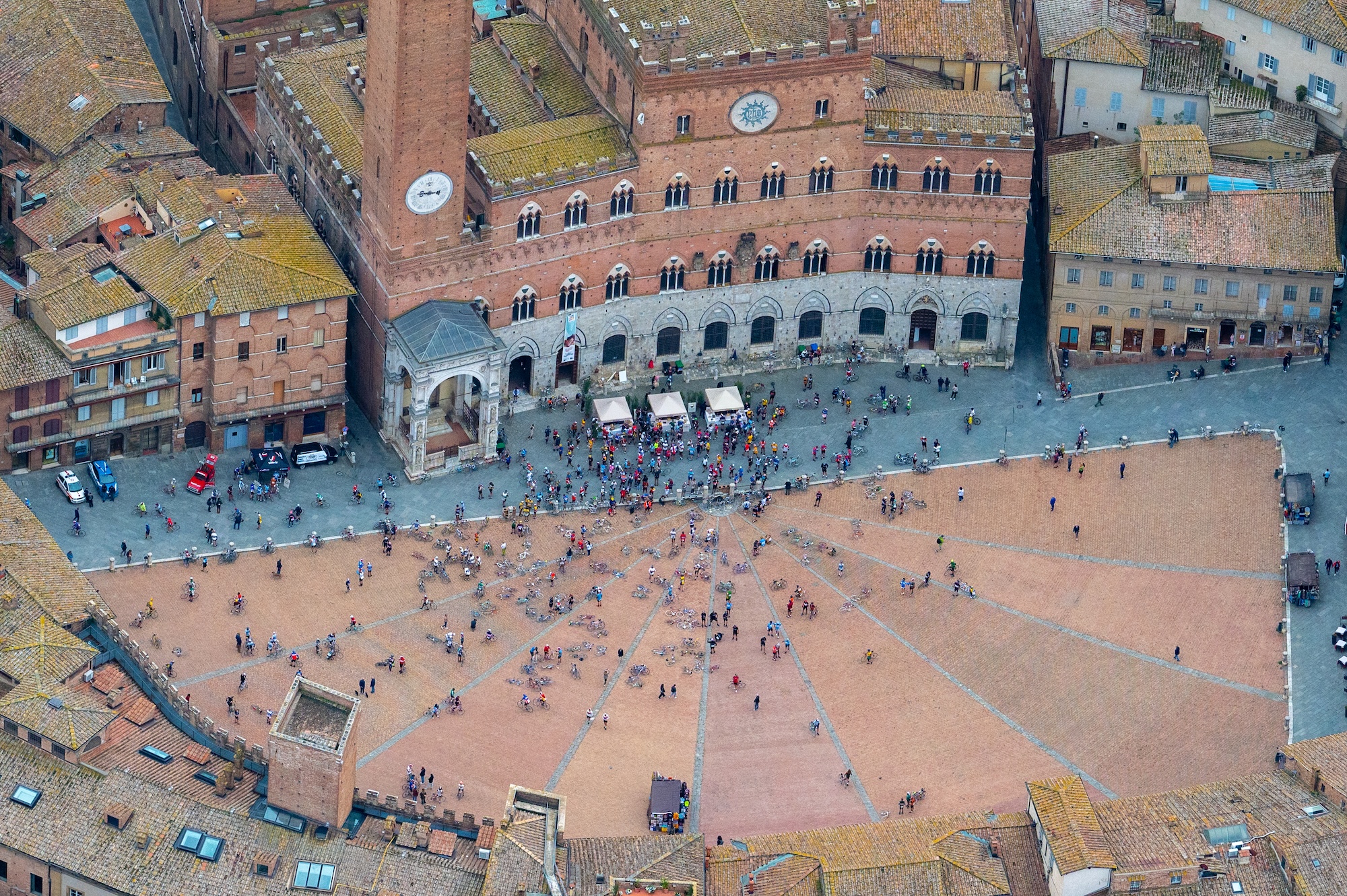 Vue aérienne de la Piazza del Campo à Sienne, l’une des étapes du parcours