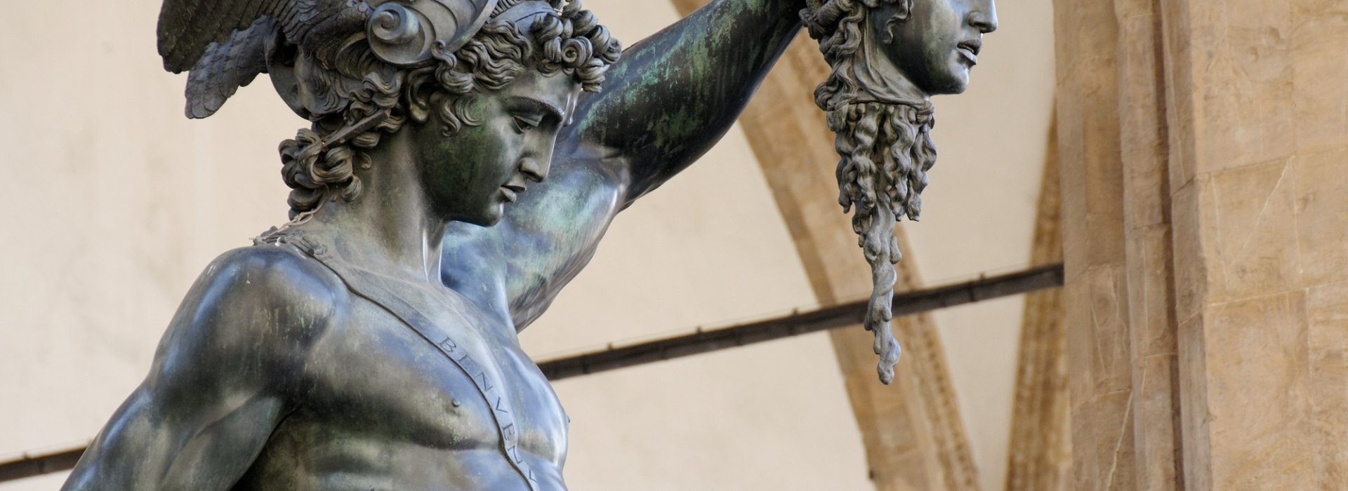 Statua di Perseo con la testa di Medusa di Benvenuto Cellini a Firenze per il tour di Halloween per famiglie