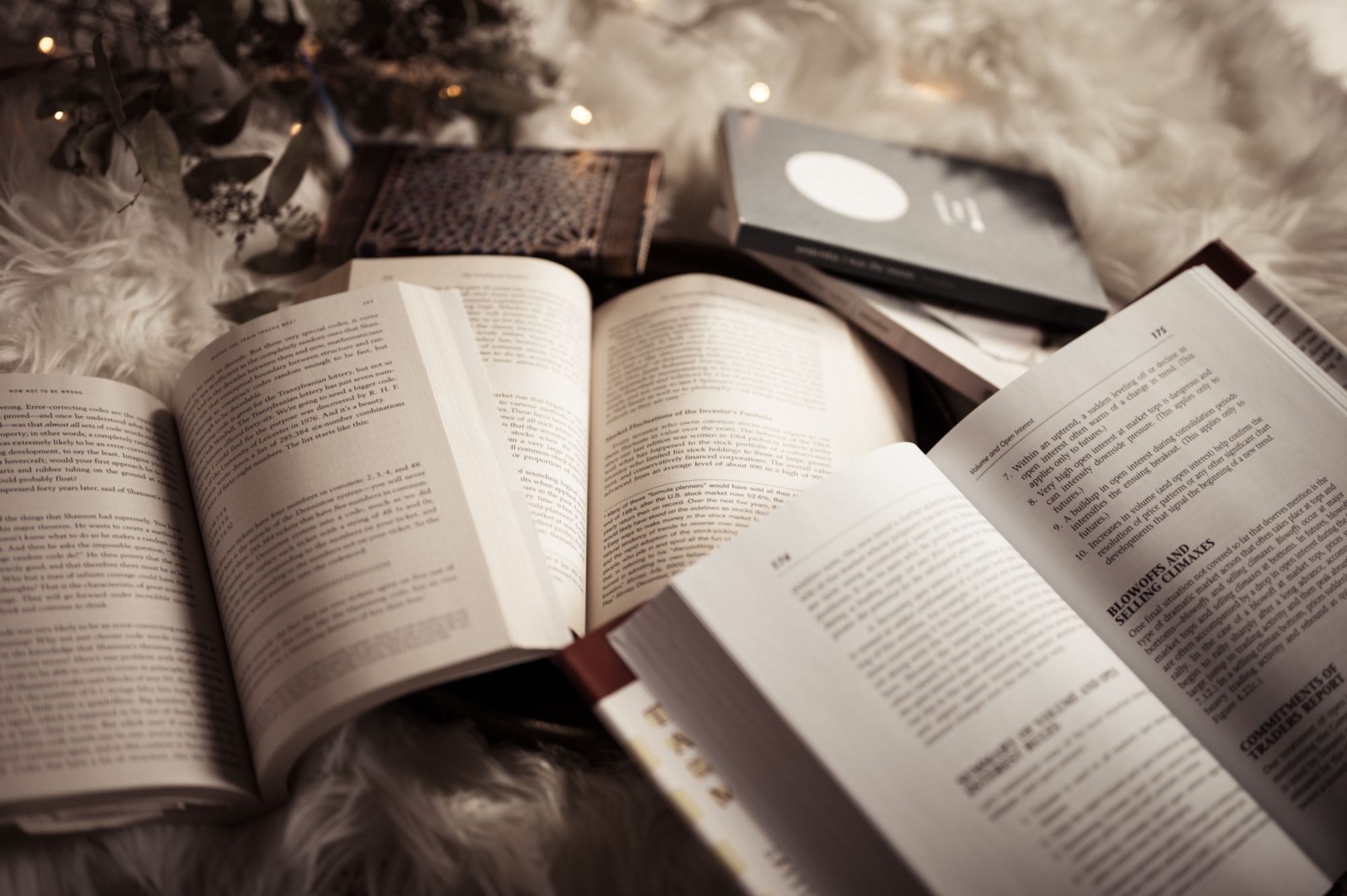 Libri aperti su un tappeto