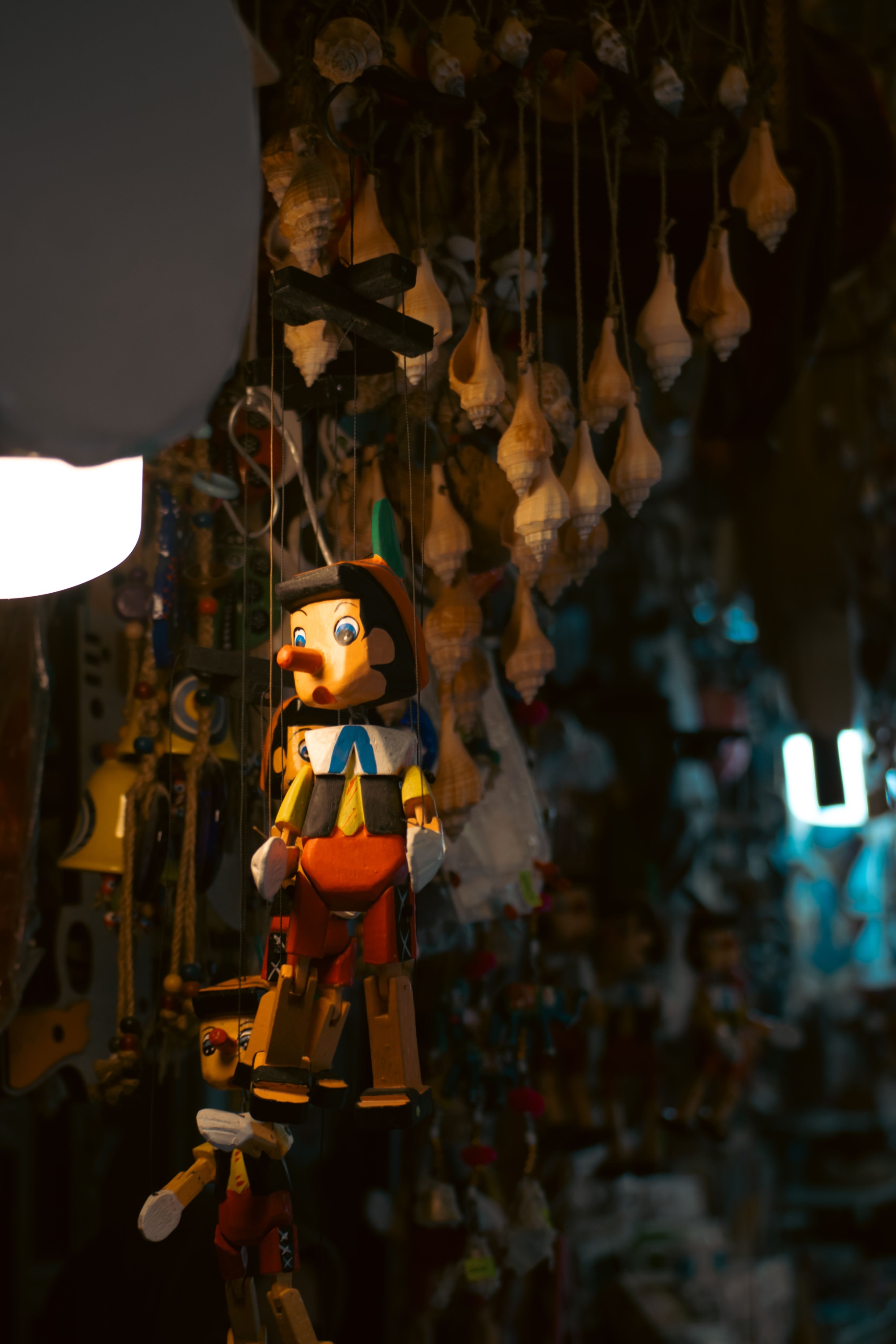 Pinocchio appeso in un mercato