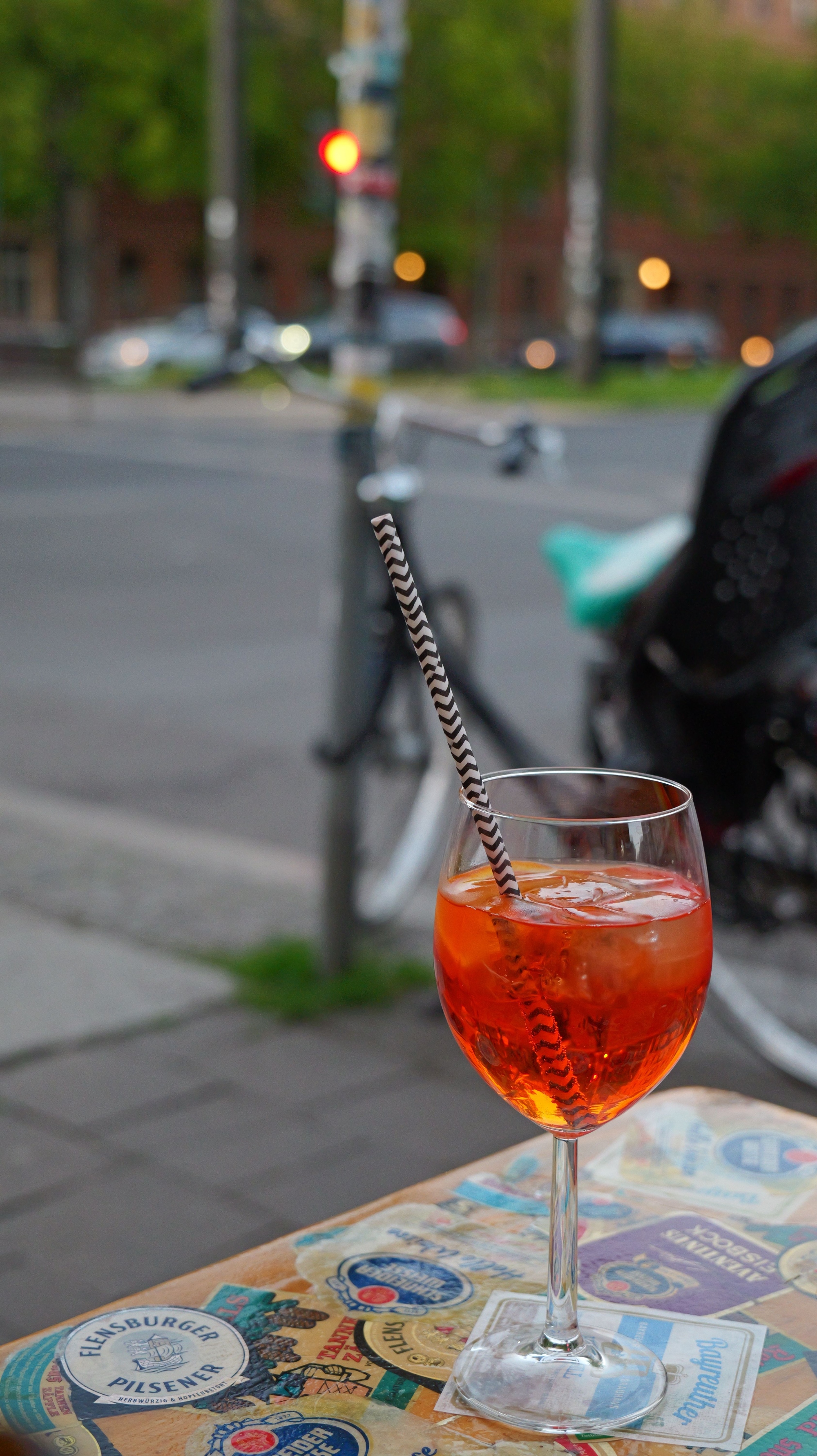 Un calice con uno spritz su un tavolo all