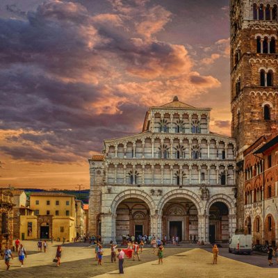 Un tour nel centro della città di Lucca con visita ai suoi splendidi palazzi signorili