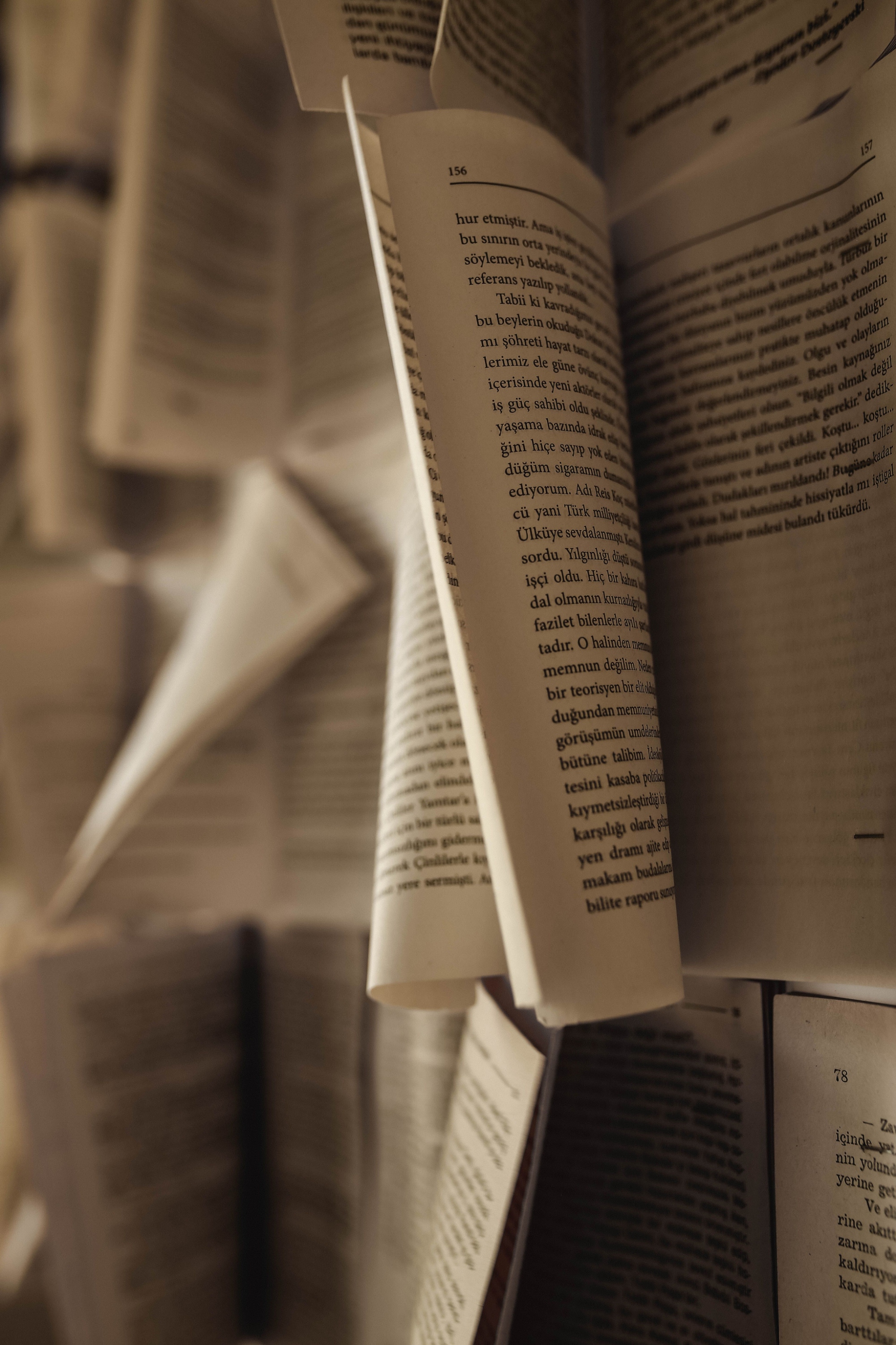 Immagine di libri appesi ad una parete ed aperti