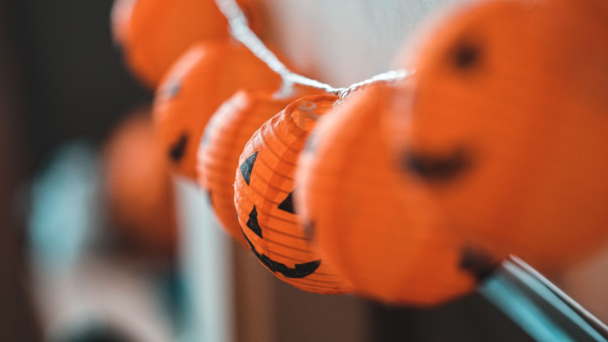 Festoni di Halloween con zucche arancioni sorridenti