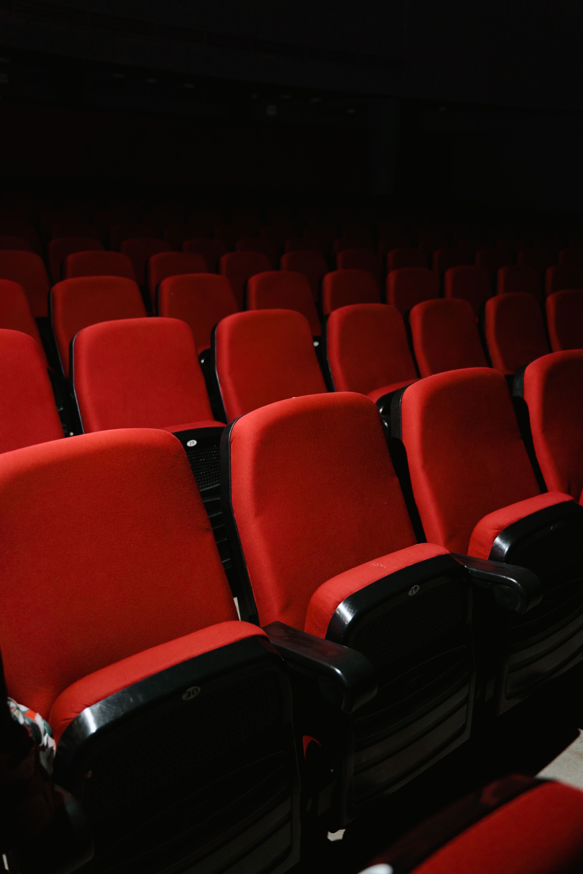 sedie vuote in un cinema