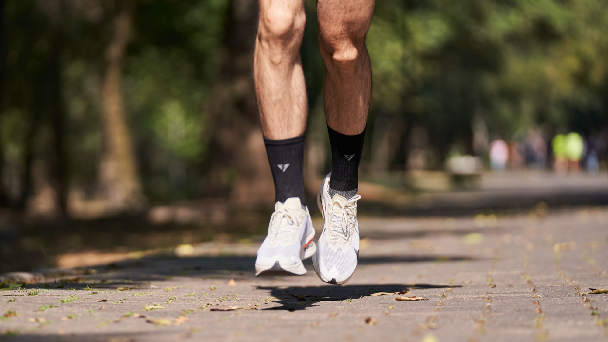ripresa dinamica dei piedi di un jogger a mezz