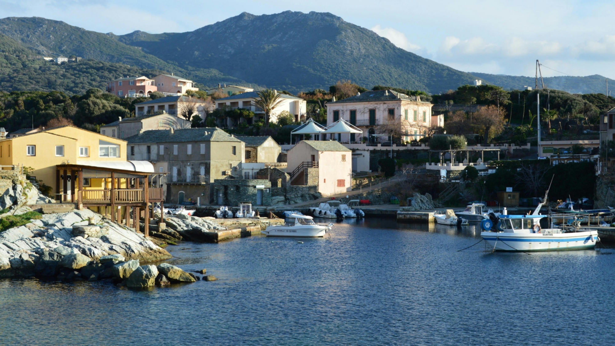 Sailing week in the Tuscan Archipelago with snorkeling, nature, local cuisine and a marine biologist on board